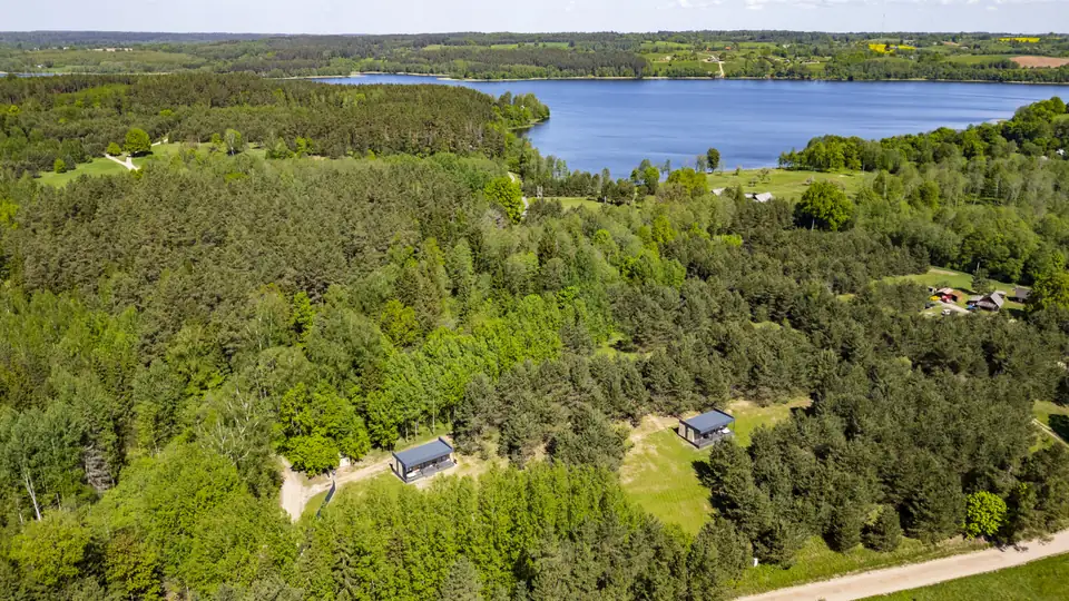 Chill Hill teritorija iš viršaus - du nameliai miške prie Kalvių ežero